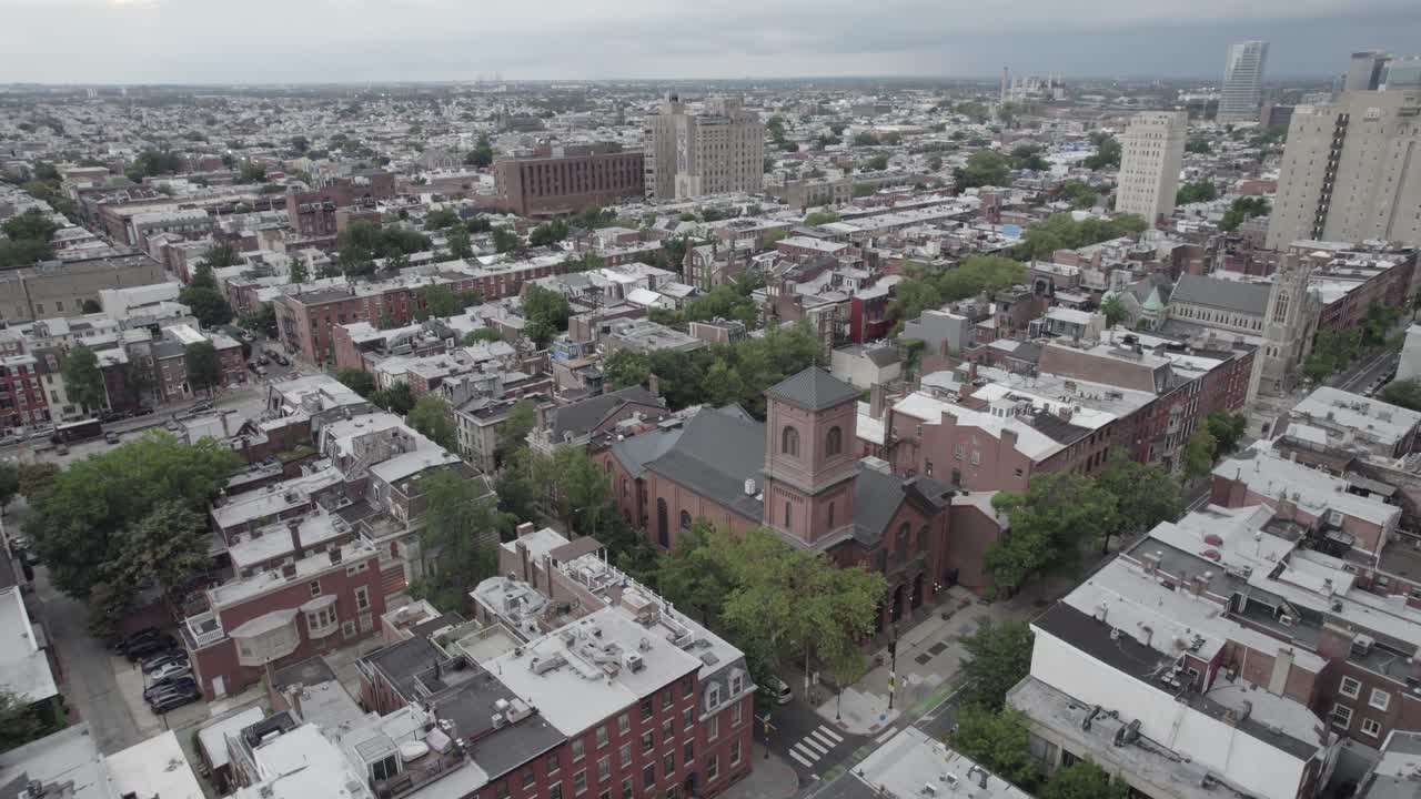 Ripresa con drone 4K a Philadelphia che ruota attorno alla Decima Chiesa Presbiteriana.