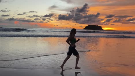correr por la playa al atardecer