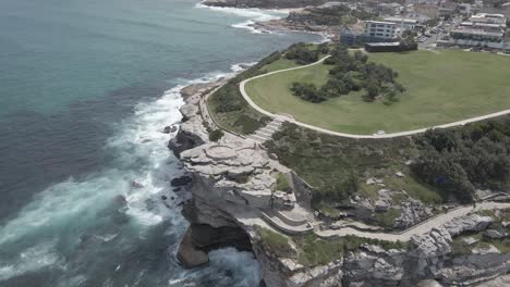 Menschen,-Die-Bei-Bondi-Nach-Bronte-Küstenweg-Gehen---Markiert-Den-Park-Und-Die-Halbinsel-Mackenzies-Point-Mit-Felsiger-Einbuchtung-Und-Tosenden-Wellen-In-Nsw,-Australien