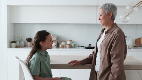 Abuela-Y-Niña-En-La-Cocina