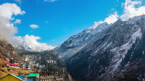 Un-Hermoso-Timelapse-Invernal-De-Montañas-Y-Nubes-De-Tosh,-India