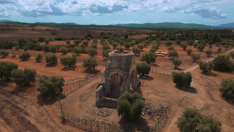 Antigua-Iglesia-Medieval-De-La-Abadía-Del-Monasterio-Abbazia-Di-San-Bruzio,-Una-Ruina-Abandonada-Dañada-En-Toscana-De-La-Edad-Media-Del-Siglo-Xi-Rodeada-De-Olivos-En-Italia