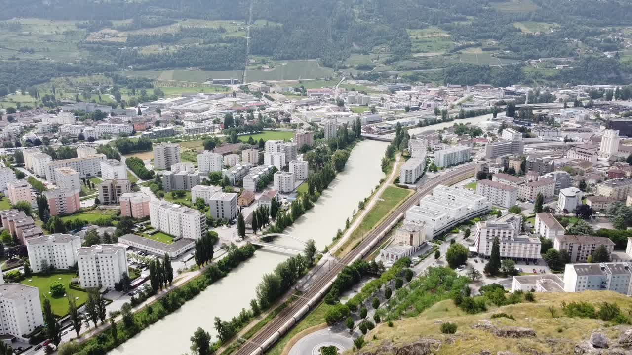 Il fiume Rodano scorre attraverso Sierre nel Vallese (Svizzera), foto con drone soleggiata