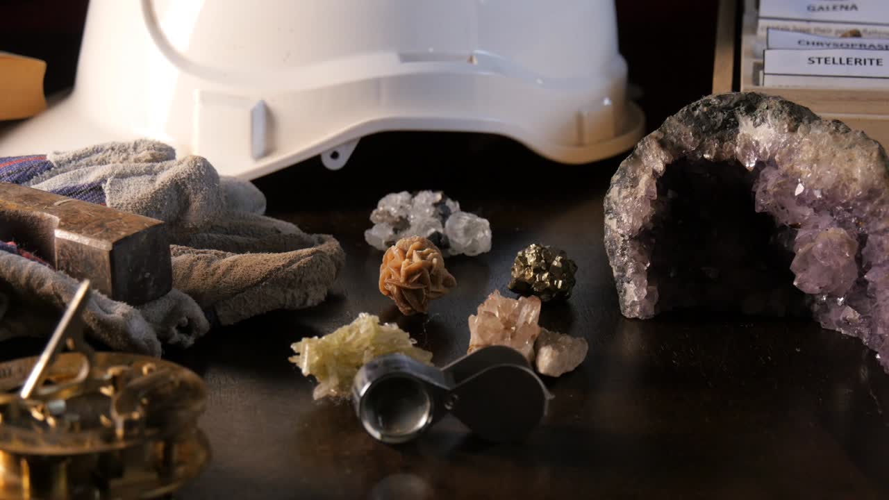 geólogo involucrado en la exploración mineral minera y la geología