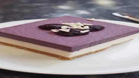 una rebanada de pastel de queso de arándanos
