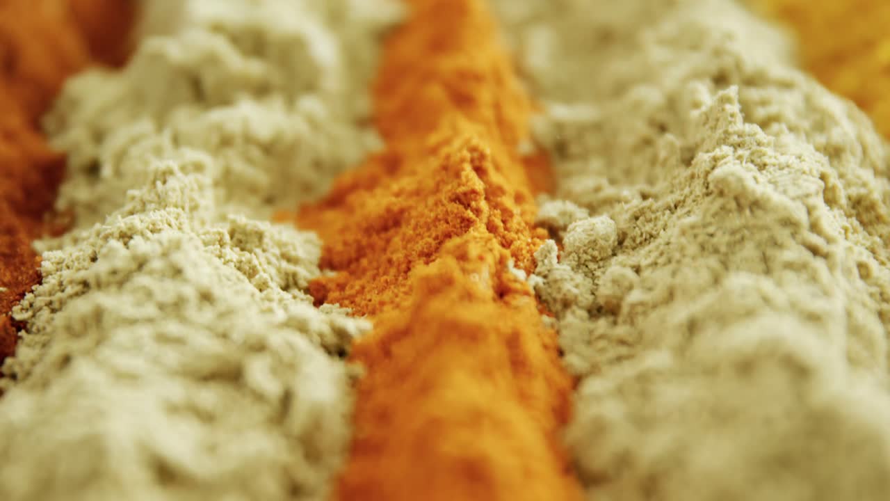 4k 트레이에 다양한 종류의 향신료 가루