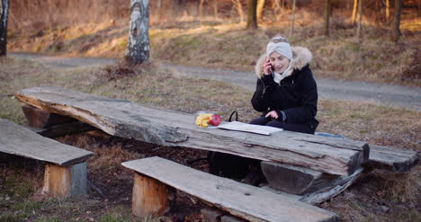 Weibliche-Touristen-Schreiben-Nachricht-Auf-Dem-Smartphone-1