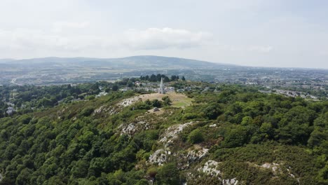 moviéndose hacia el obelisco ubicado en killiney hill con la vista de la pirámide de dublín en un día soleado, irlanda
