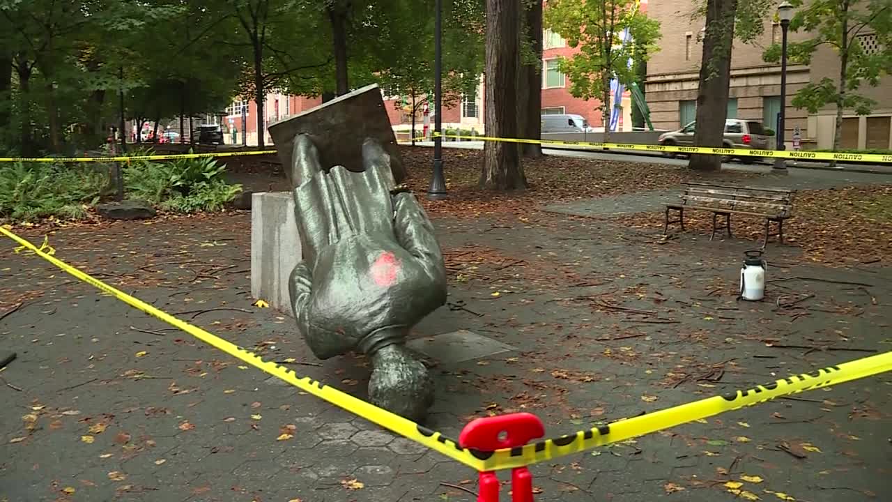 estatua de abraham lincoln derribada en portland oregon por disturbios