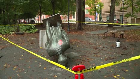 estatua de abraham lincoln derribada en portland oregon por disturbios