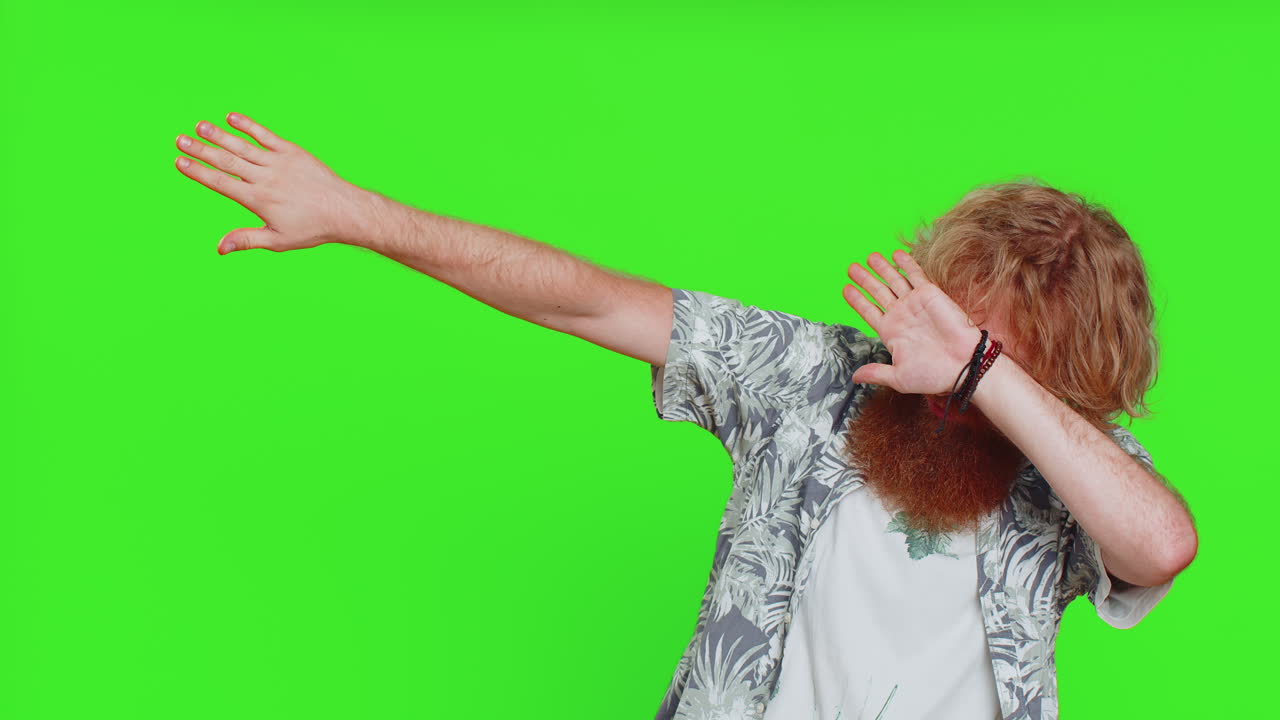 행복한 남자가 재미있게 춤을 추고, 리에 따라 움직이고, 하고, 손을 들어 올리고,  춤을 니다.