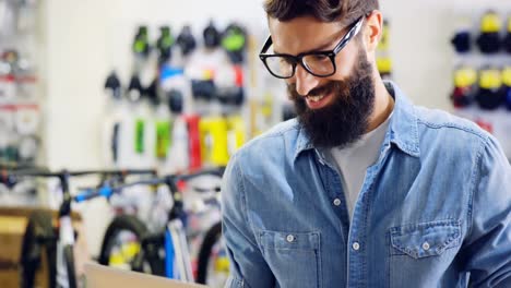 Mechaniker-Benutzt-Laptop-In-Der-Werkstatt