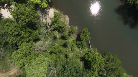 reflejo de la luz solar en el agua del río