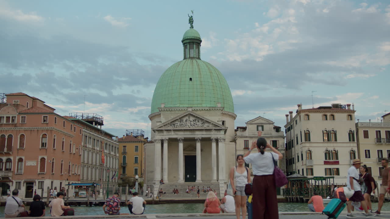 이탈리아 베네치아에 있는 한 교회 의 아름다운 사진