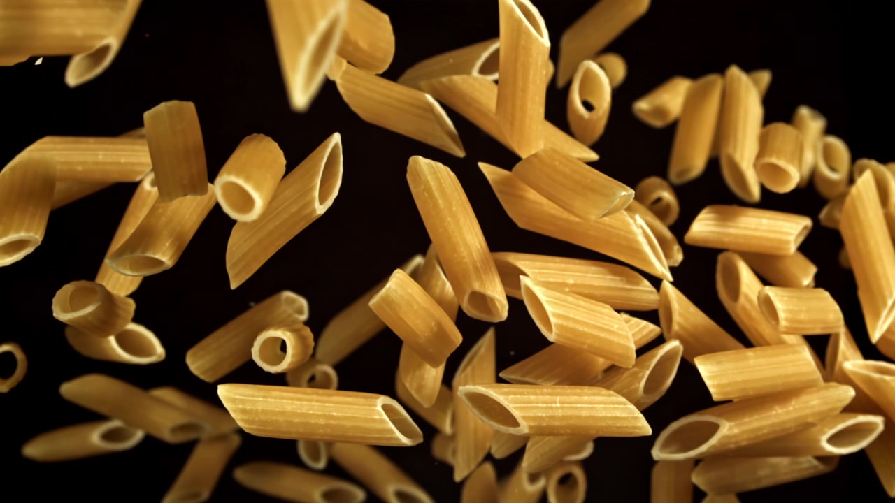 Penne secche che cadono in super slow motion