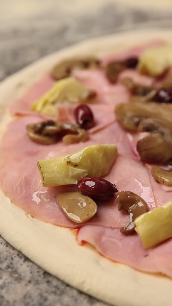Pizza cruda con prosciutto, carciofi, funghi e olive