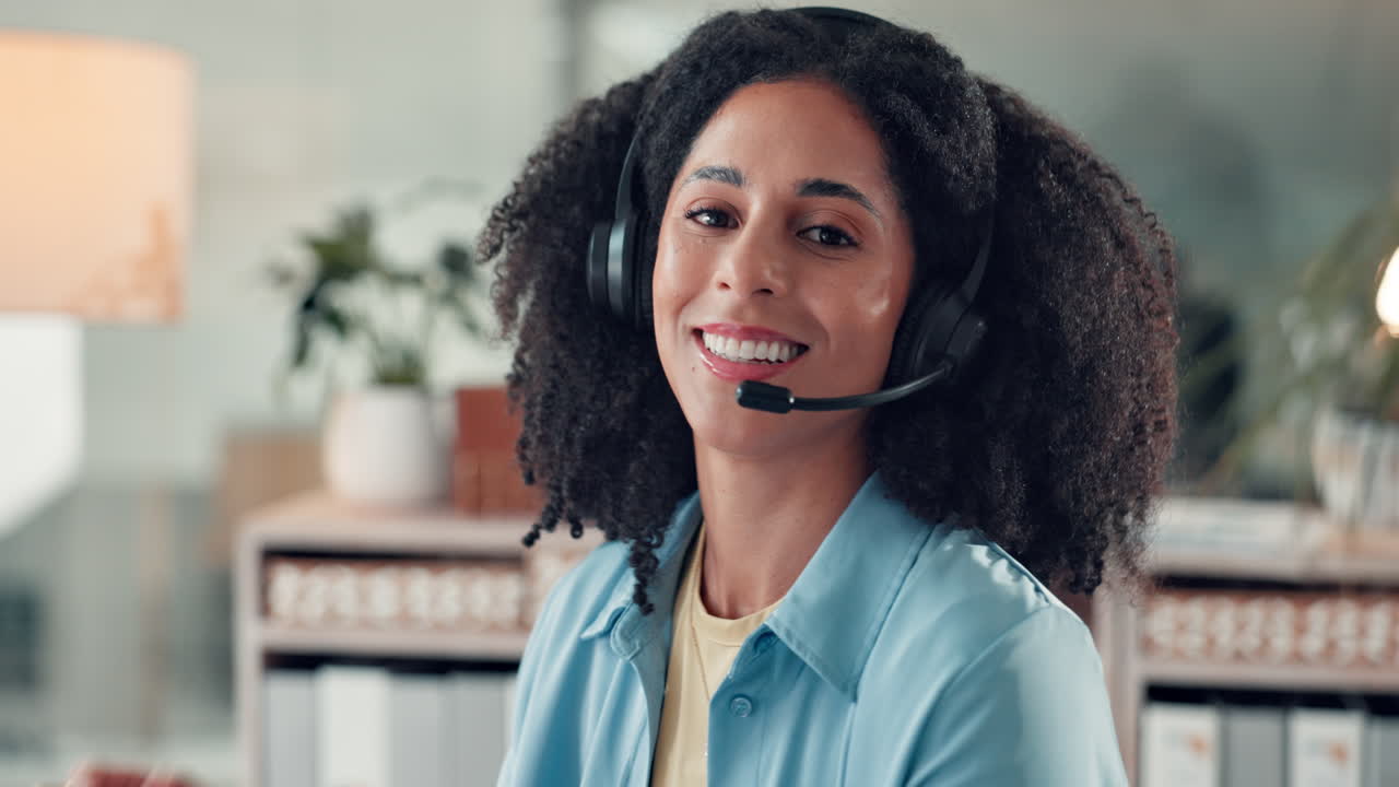 Representante de servicio al cliente sonriendo