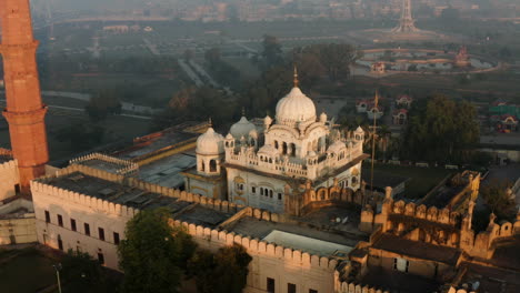 fuerte de lahore junto a la mezquita badshahi en la ciudad amurallada de lahore en punjab, pakistán