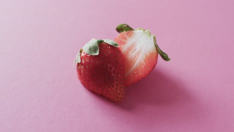 Video-Einer-Halbierten-Erdbeere-Mit-Kopierraum-Auf-Rosa-Hintergrund