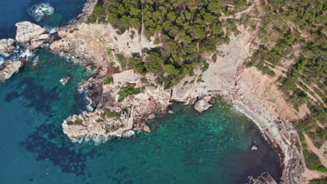 Costas-Rocosas-Y-Colinas-Escarpadas-En-La-Playa-De-Cala-De-Deia-En-Mallorca,-España