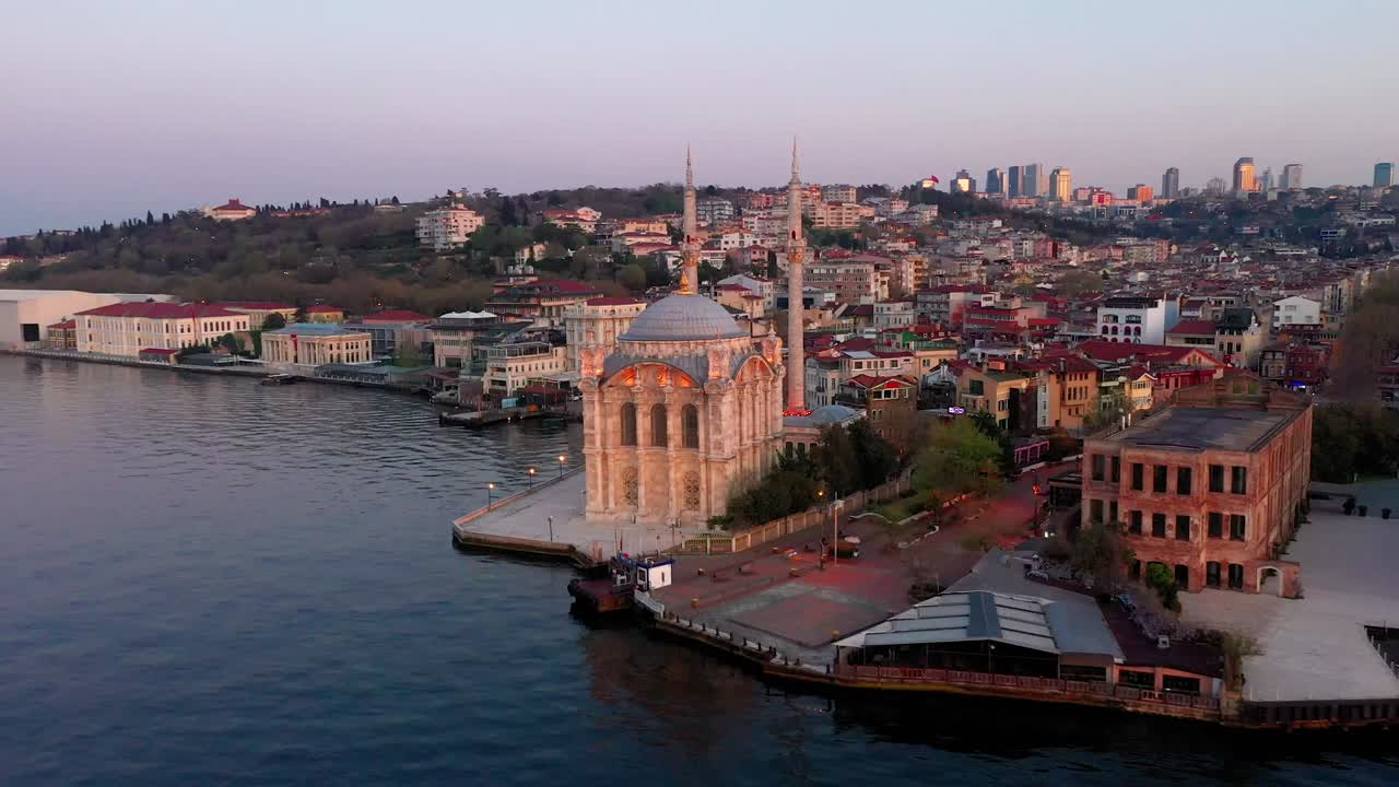 Korona sokağa çıkma yasağı günlerinde Ortaköy camii'nin alçak irtifa drone görüntüleri.