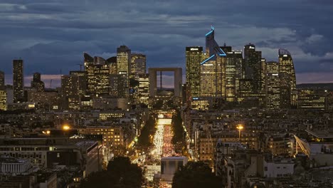 Vista-Aérea-De-La-Défense,-Distrito-De-Negocios-De-París,-Francia-Por-La-Noche