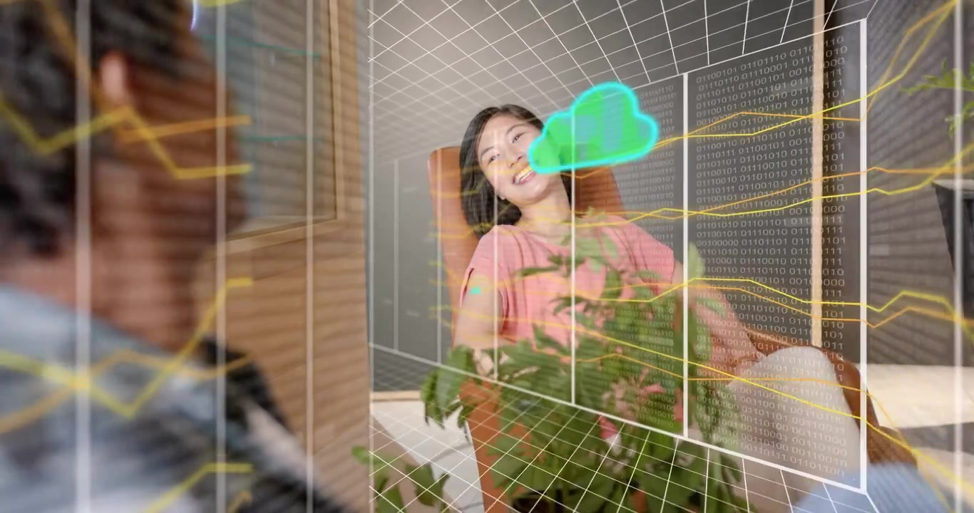 Collega donna che parla avviando l'emersione di un cubo e l'animazione di nuvole visualizzando approfondimenti sui dati
