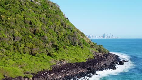 Hinter-Den-Köpfen-Von-Burleigh-Offenbart-Sich-Das-Surferparadies