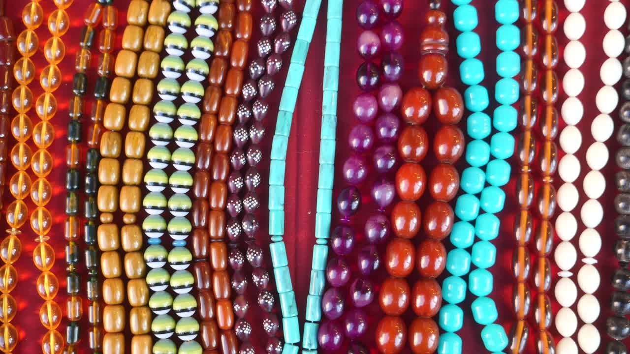 exhibición de cuentas de oración coloridas