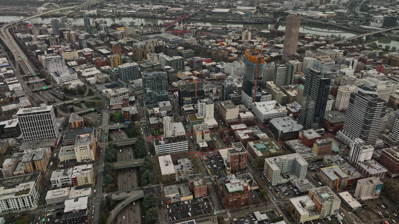 portland, oregon, antena v120, cinemático, drone, sobrevuelo, centro, captura, urbano, paisaje urbano, panorámica, hacia abajo, vertical, arriba, abajo, vistas, de, cuadrícula, calles, y, avenidas, filmado, con, mavic, 3, cine, agosto, 2022