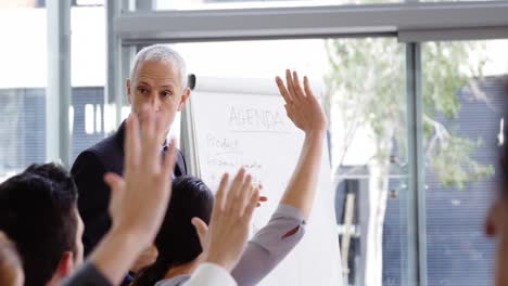 hombre de negocios dando una presentación en una reunión