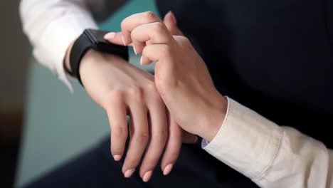 mujer comprobando reloj inteligente