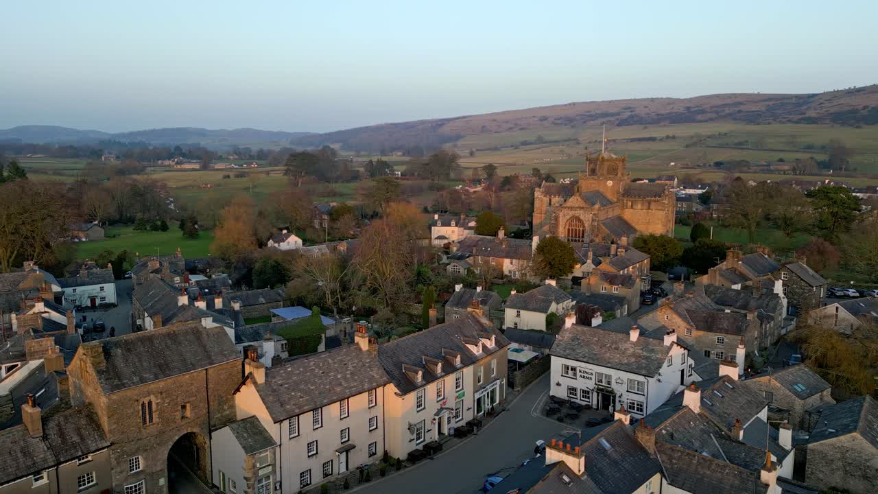imágenes aéreas del pueblo medieval de cartmel en el distrito inglés de los lagos tiene un rico patrimonio y una variada lista de actividades para visitantes y turistas