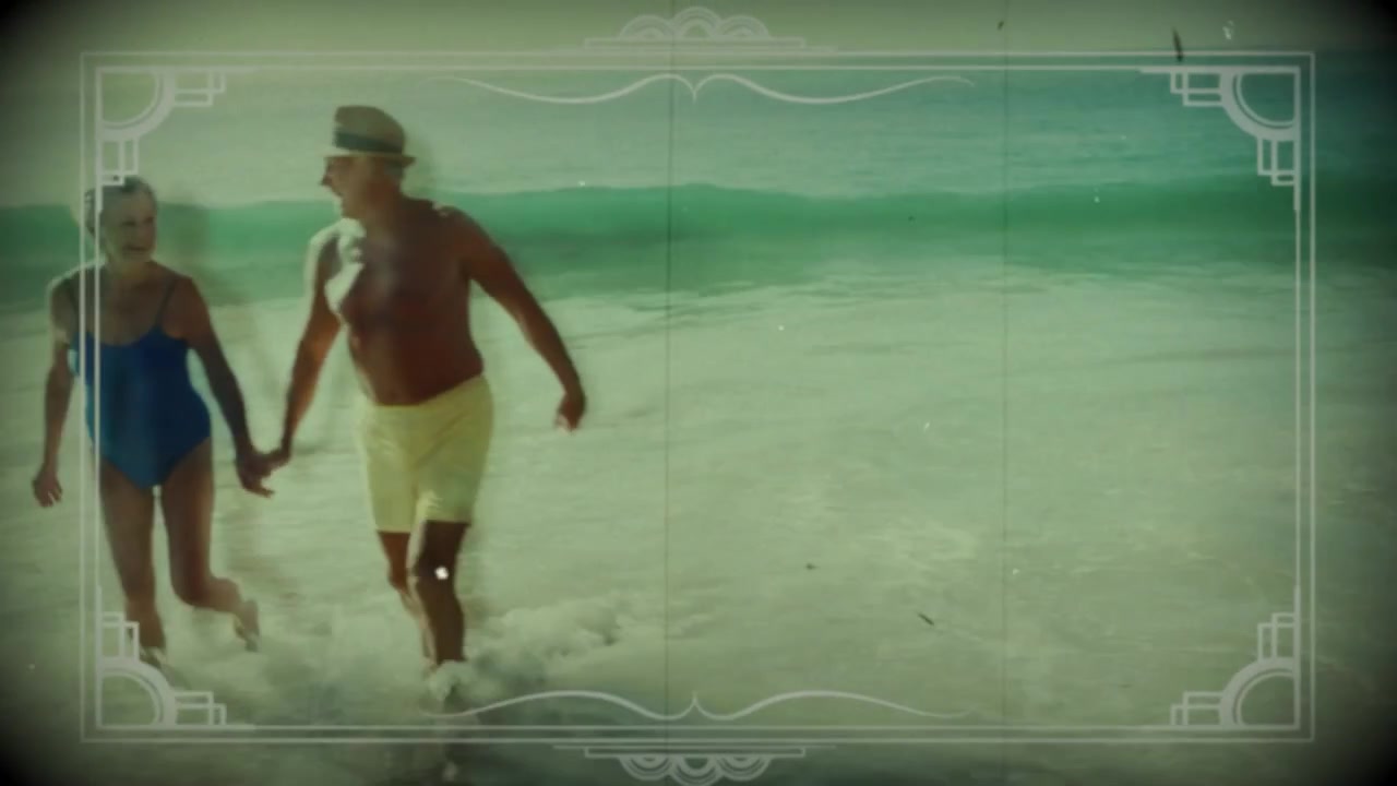Pasangan Lansia Menikmati Liburan Pantai Gaya Vintage