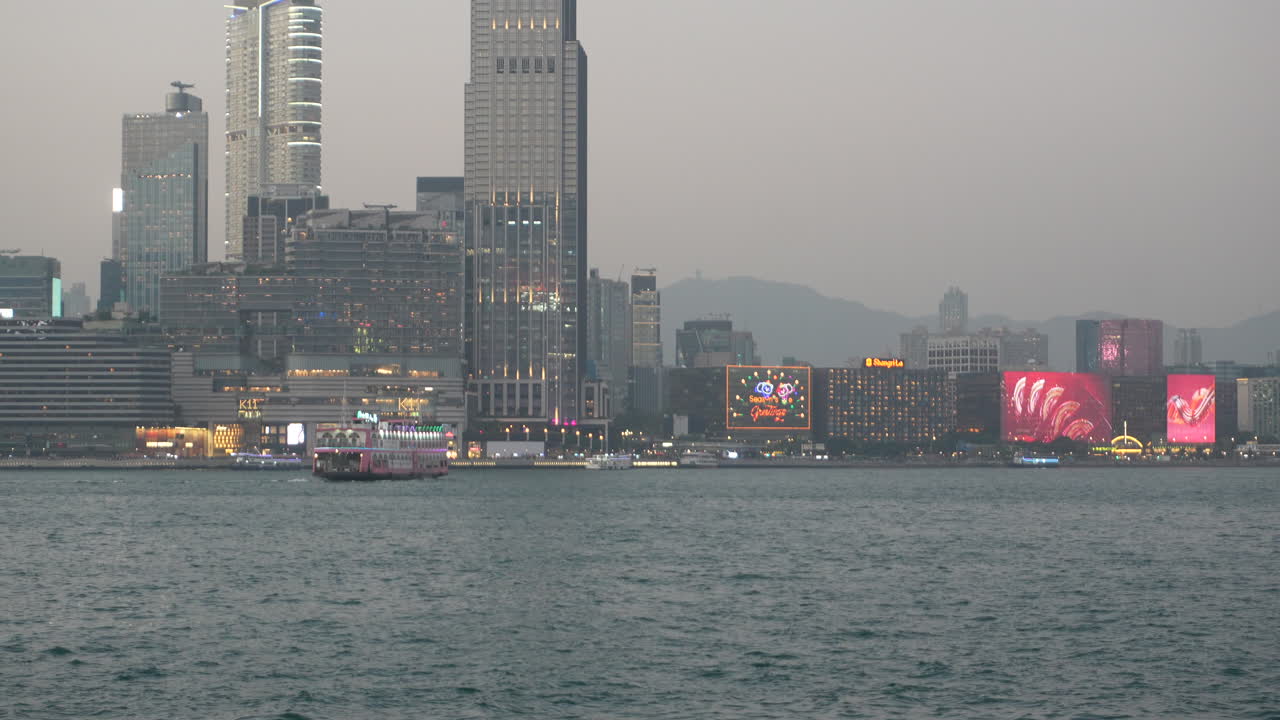 Tradizionale Star Ferry turistico che attraversa il Victoria Harbour con lo skyline di Tsim Sha Tsui, Hong Kong