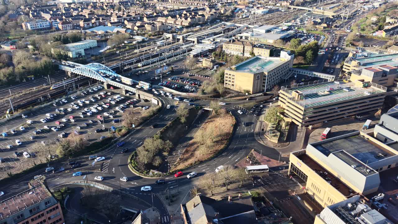 Yoğun trafikli hareketli döner kavşak Peterborough, Birleşik Krallık drone, havadan çekim