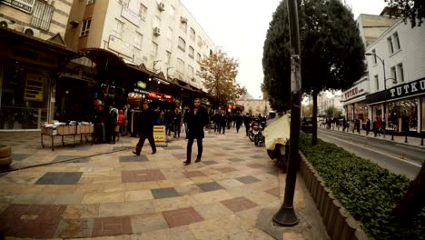 calle moderna de la antigua ciudad de sanliurfa día nublado de invierno