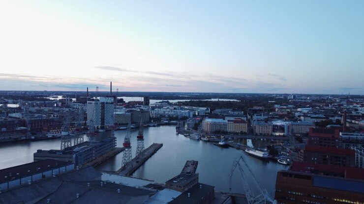 Vista aerea al crepuscolo con luce blu del cantiere navale Hietalahti a Helsinki, Finlandia