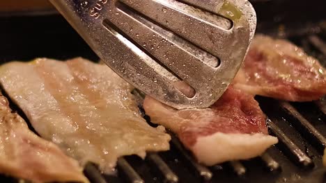 tocino ardiente y ajo cocinado en una parrilla