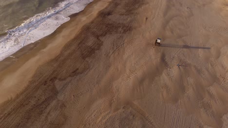 drone gira alrededor de la playa de arena de mar de las pampas