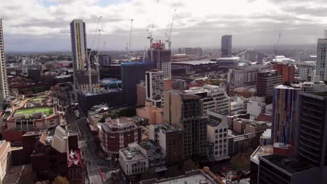 volando sobre edificios cerca de hyde park y atrapando una gran vista drone sobre sydney