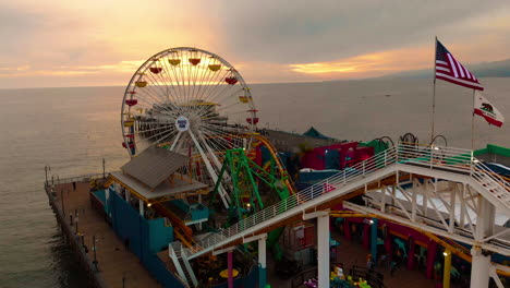 Parque-De-Atracciones-De-Santa-Monica-En-Una-Puesta-De-Sol-Nublada