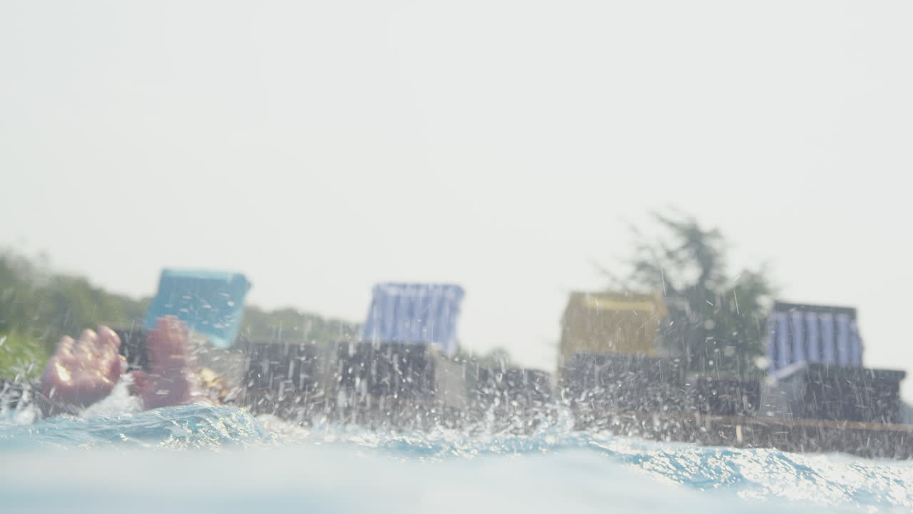 함께 휴가 중 인 야외 수영장 에서 아들 들 과 물 싸움 을 하는 아버지 의 수중 촬영