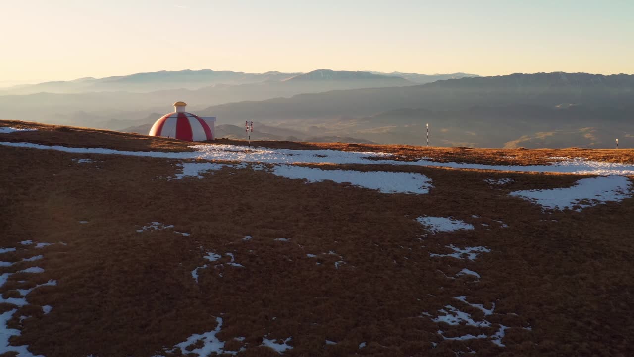 clip de dron de 4k del refugio de montaña batrana a 2170 m en las montañas bucegi, rumania, en un hermoso día de otoño