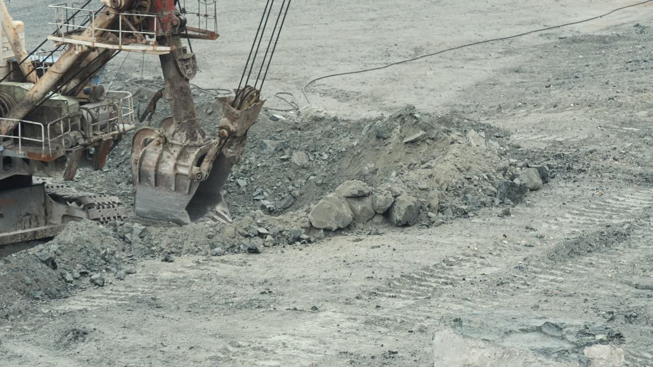 excavadora de minería en funcionamiento
