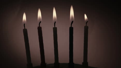 animación de un documento en llamas sobre velas de pastel de cumpleaños encendidas