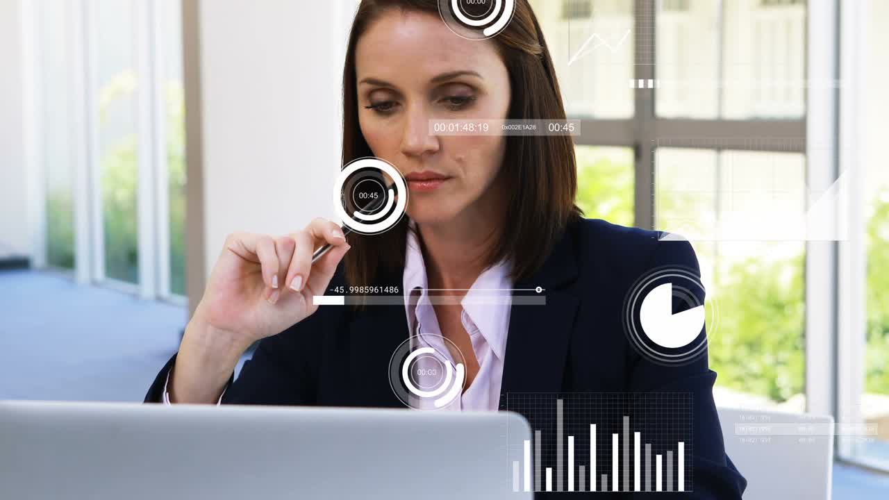 Donna d'affari seduta al laptop, grafici HUD che appaiono mentre tocca e seleziona dati aziendali.