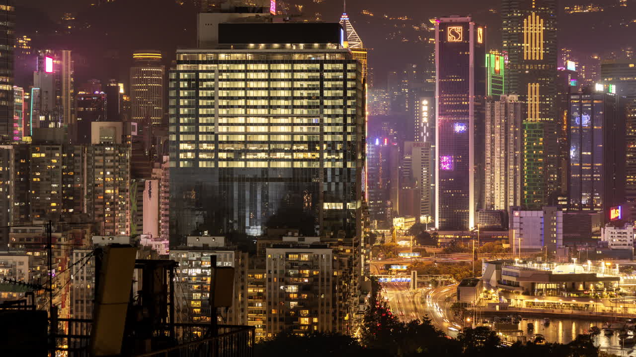Time-lapse de uma Paisagem Urbana Vibrante à Noite com Rastros de Luzes de Tráfego