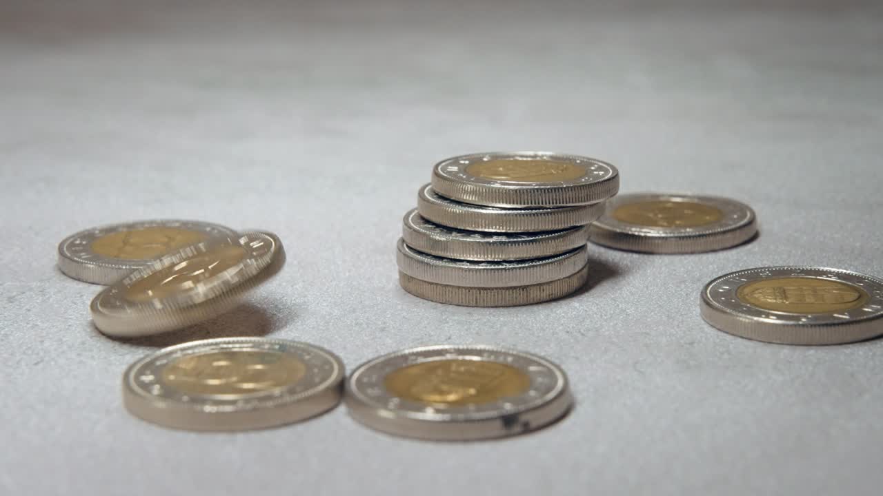 monedas de forint húngaro que caen