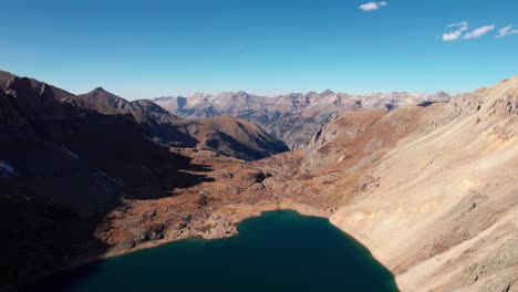 Dron-Con-Panorámica-Lenta-Disparado-A-12,000-Pies-De-Altura-Que-Muestra-Un-Lago-Y-Picos-De-Montañas